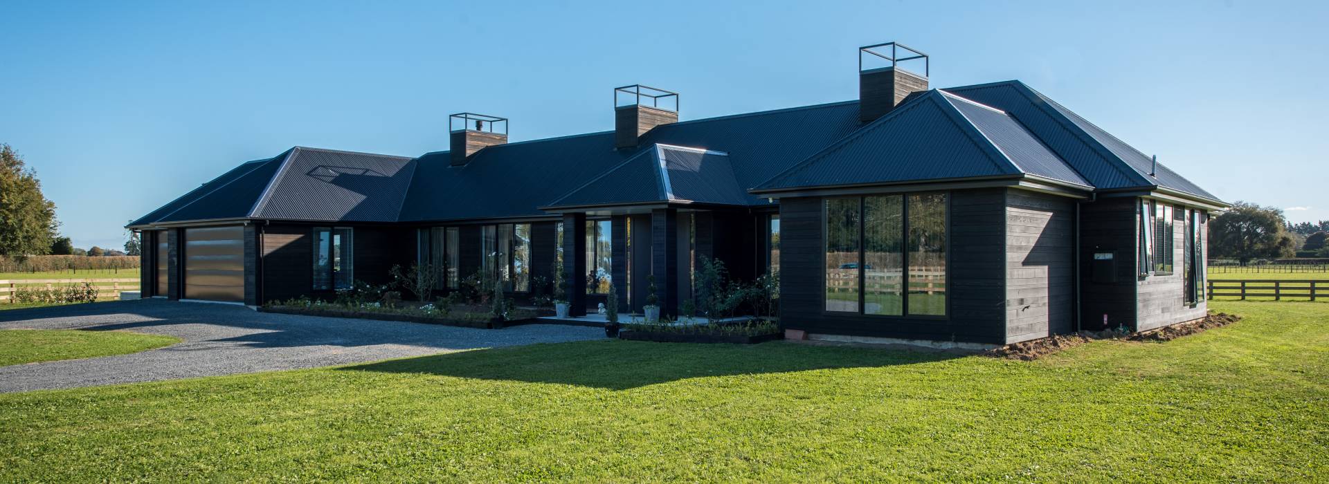 10-questions-house-plans-signature-homes-feature_tamahere_waikato_modern_farmhouse_lawn_0