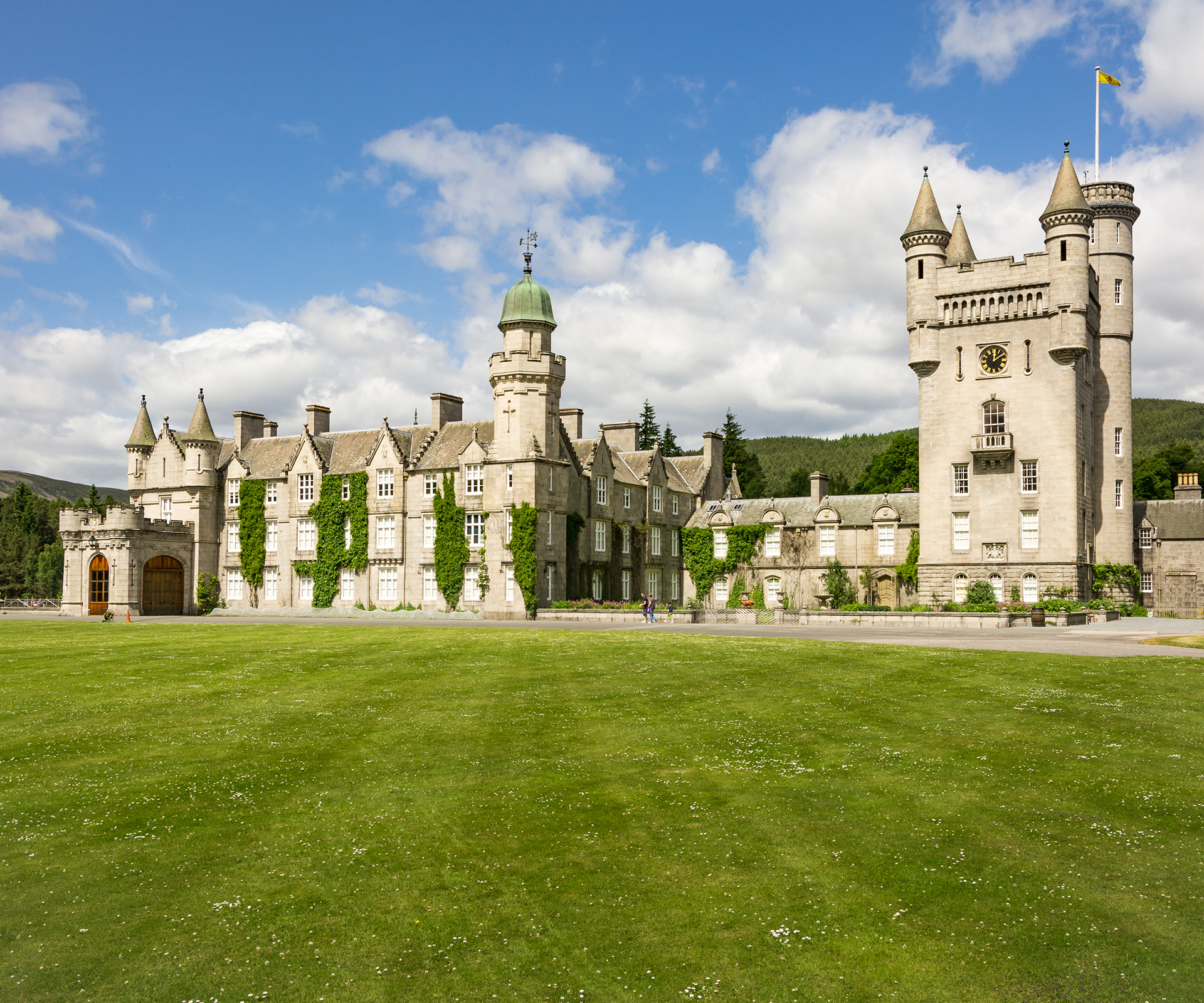 Balmoral Castle, homes owned by the British royal family